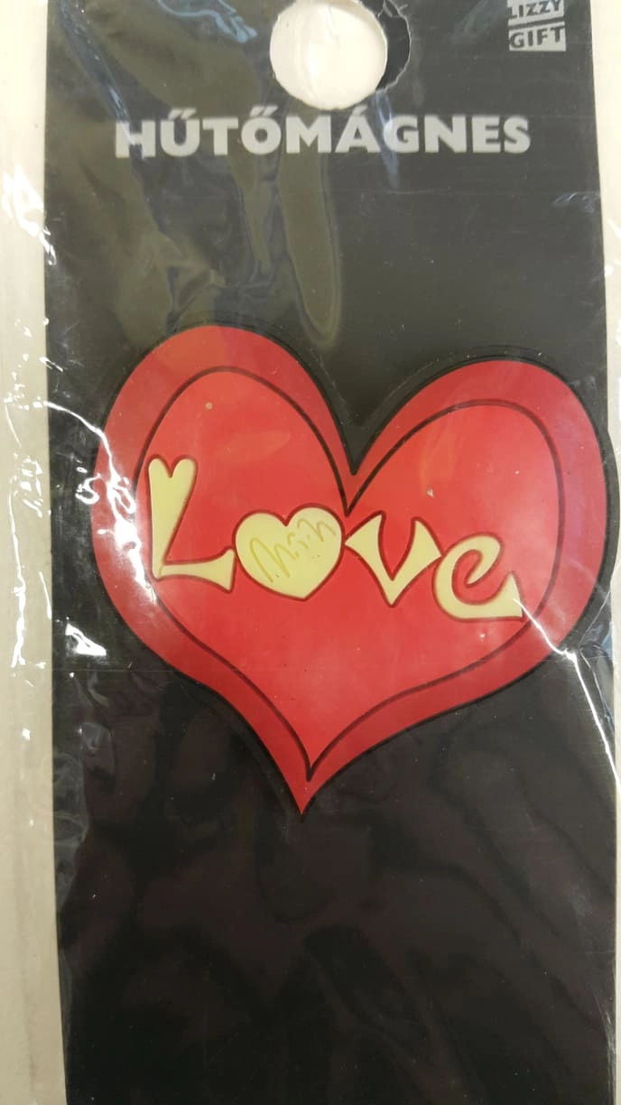 Szív alakú hűtőmágnes LOVE felirattal 